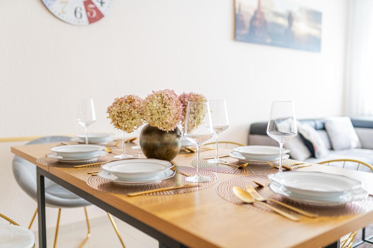 Golden Design Apartment Familie Business 6 Pers Buero Fitnessecke Naehe Messe Dus 1000 Mbit Duisburg Bagian luar foto